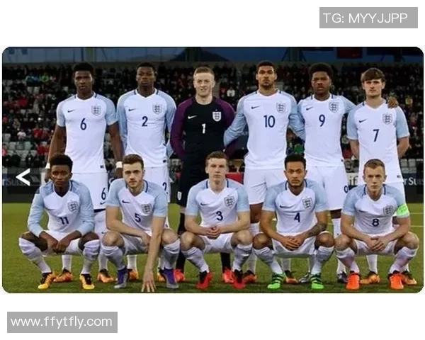 足球明星品尝西红柿的趣味视频分享让你大开眼界的美食体验